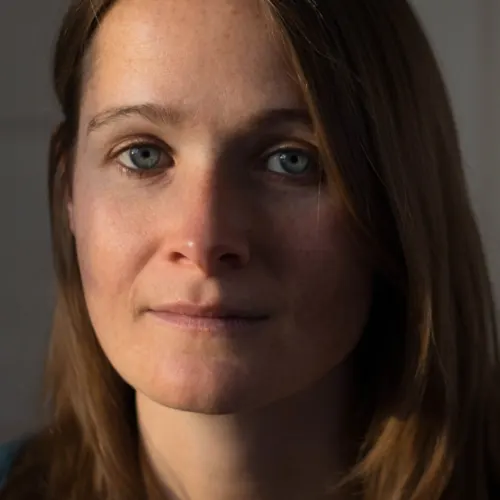 Hannah Tennant-Moore   Hannah Tennant-Moore   is the author of the novel  Wreck and Order , and an adjunct professor in Manhattanville’s MFA program. Her work appears in the New York Times, Salon, e New Republic, the Los Angeles Review of Books, and elsewhere. As for her favorite lizard, Tennant-Moore tells us: “I am sad to say that I have not yet had a lizard encounter that le any lasting impression on me; I did make friends with salamanders as a child, but the internet tells me they are not lizards.”